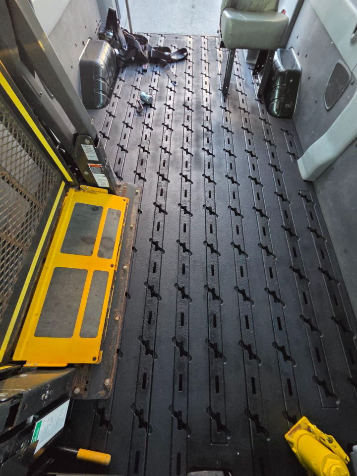 Ford Transit 350 Wagon Med. Roof XL w/Sliding Pass. 148-in. WB 2015