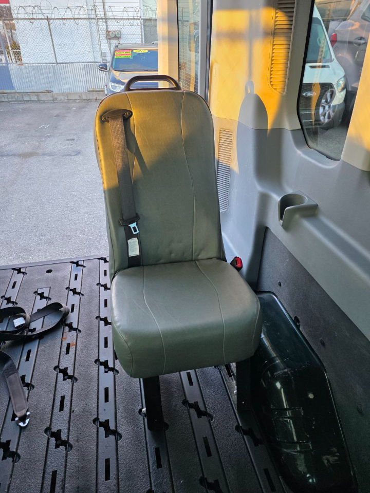 Ford Transit 350 Wagon Med. Roof XL w/Sliding Pass. 148-in. WB 2015