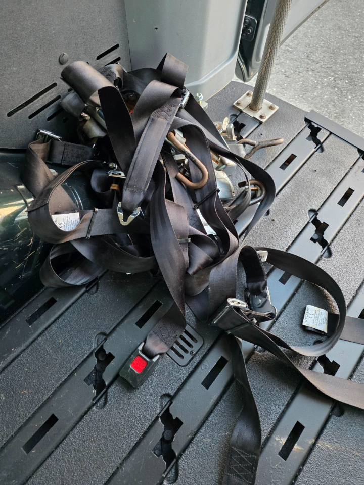 Ford Transit 350 Wagon Med. Roof XL w/Sliding Pass. 148-in. WB 2015