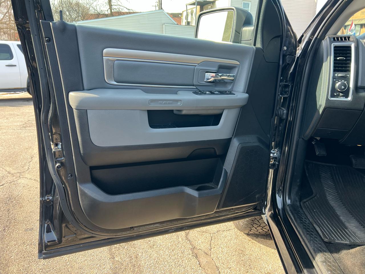 RAM 1500 Big Horn 4x4 Crew Cab 5'7" Box 2017