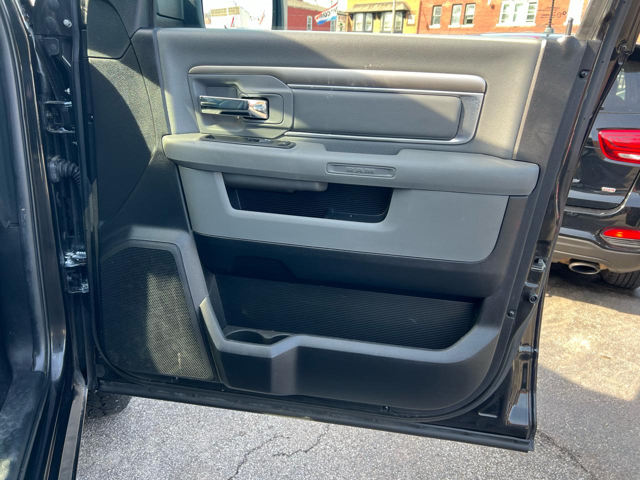 RAM 1500 Big Horn 4x4 Crew Cab 5'7" Box 2017