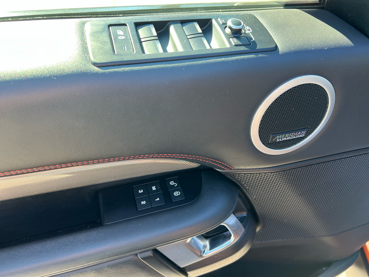 2018 Land Rover Discovery HSE Luxury photo 17
