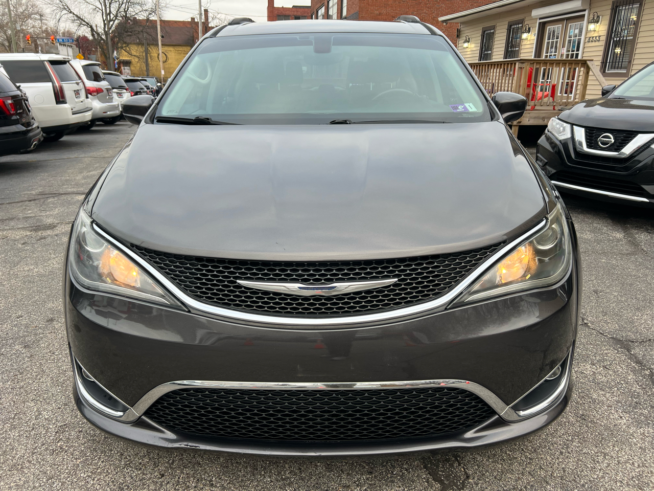 2017 Chrysler Pacifica Touring L photo 2