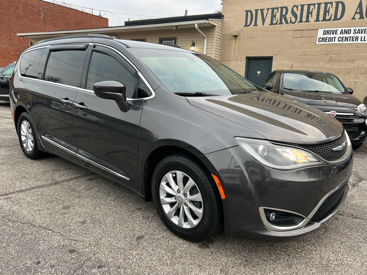 2017 Chrysler Pacifica Touring L photo 3