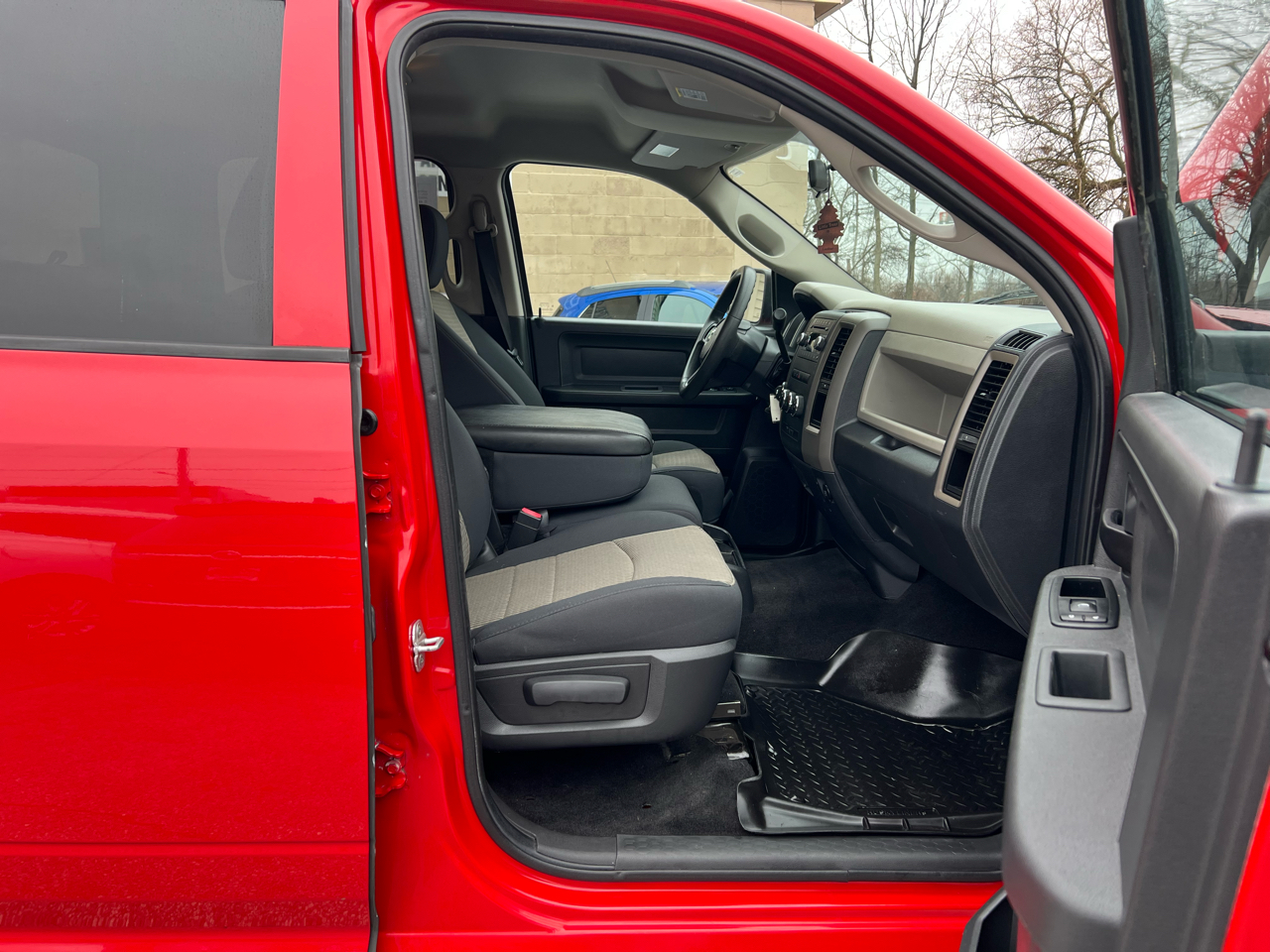 RAM 1500 4WD Crew Cab 140.5" Express 2012