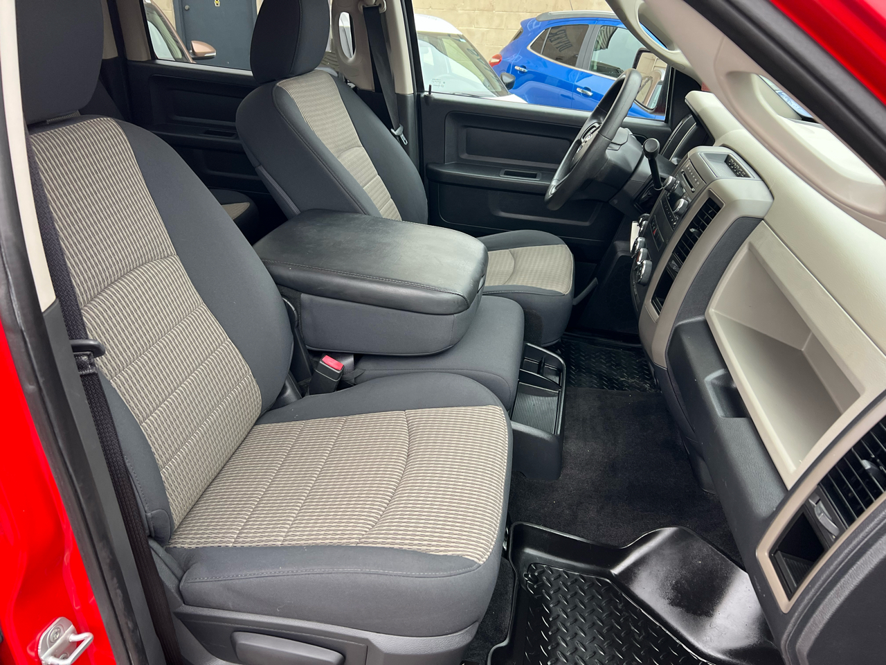 RAM 1500 4WD Crew Cab 140.5" Express 2012