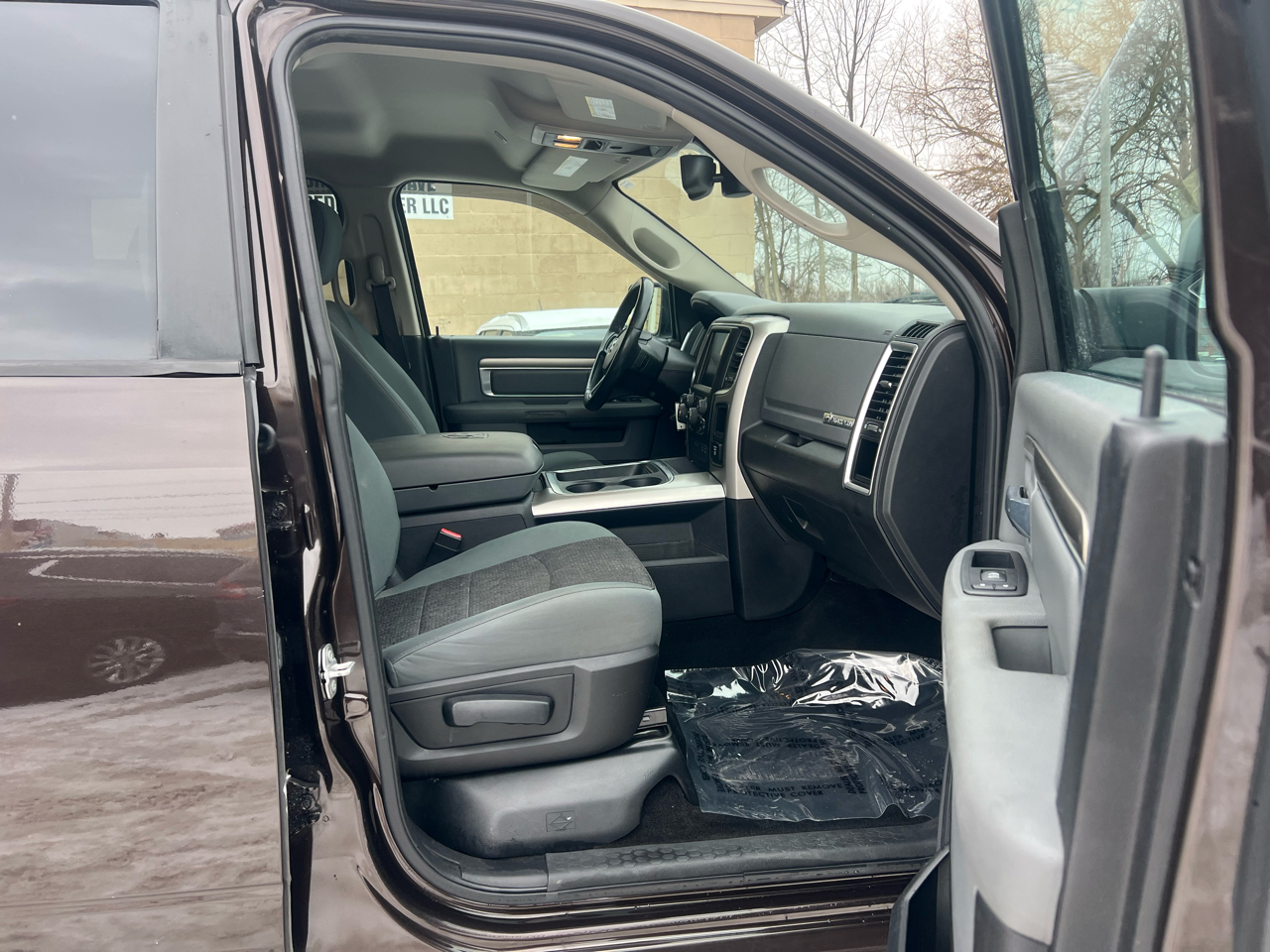 RAM 1500 Big Horn 4x4 Crew Cab 5'7" Box 2017