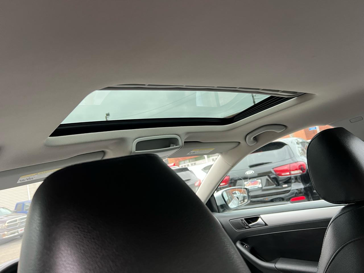 Volkswagen Jetta Sedan 4dr Auto SE PZEV 2013