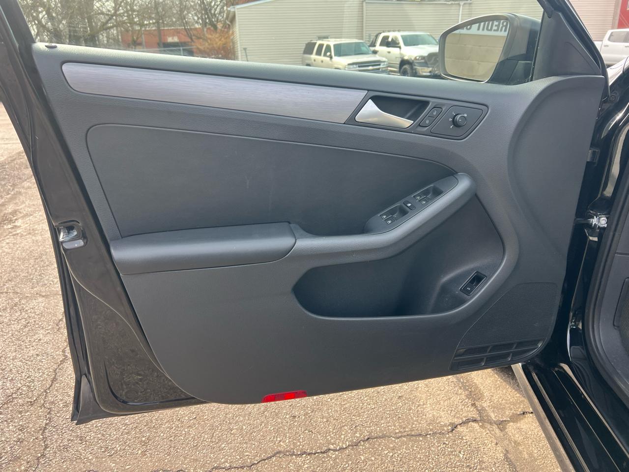 Volkswagen Jetta Sedan 4dr Auto 1.8T Sport PZEV 2016