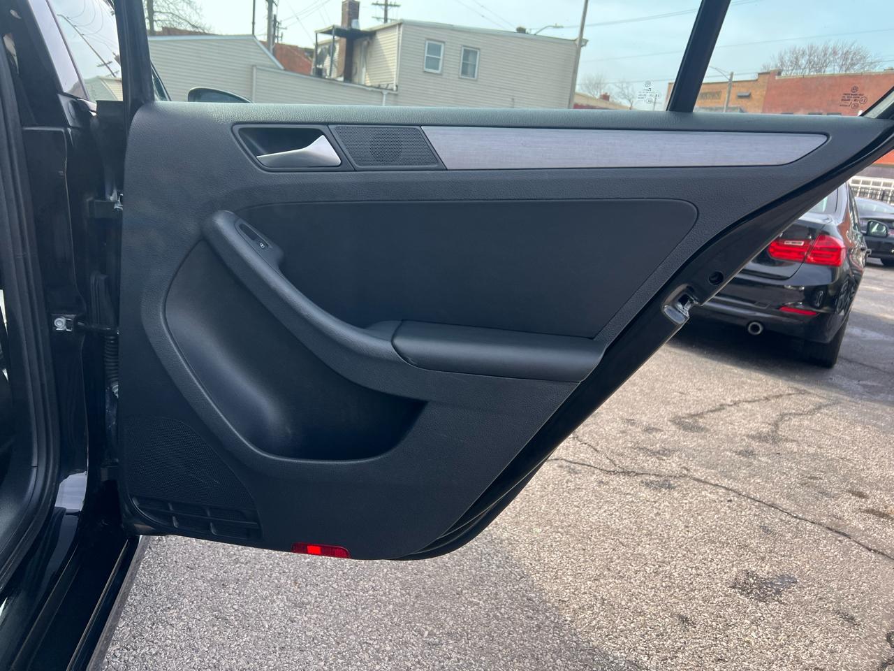 Volkswagen Jetta Sedan 4dr Auto 1.8T Sport PZEV 2016