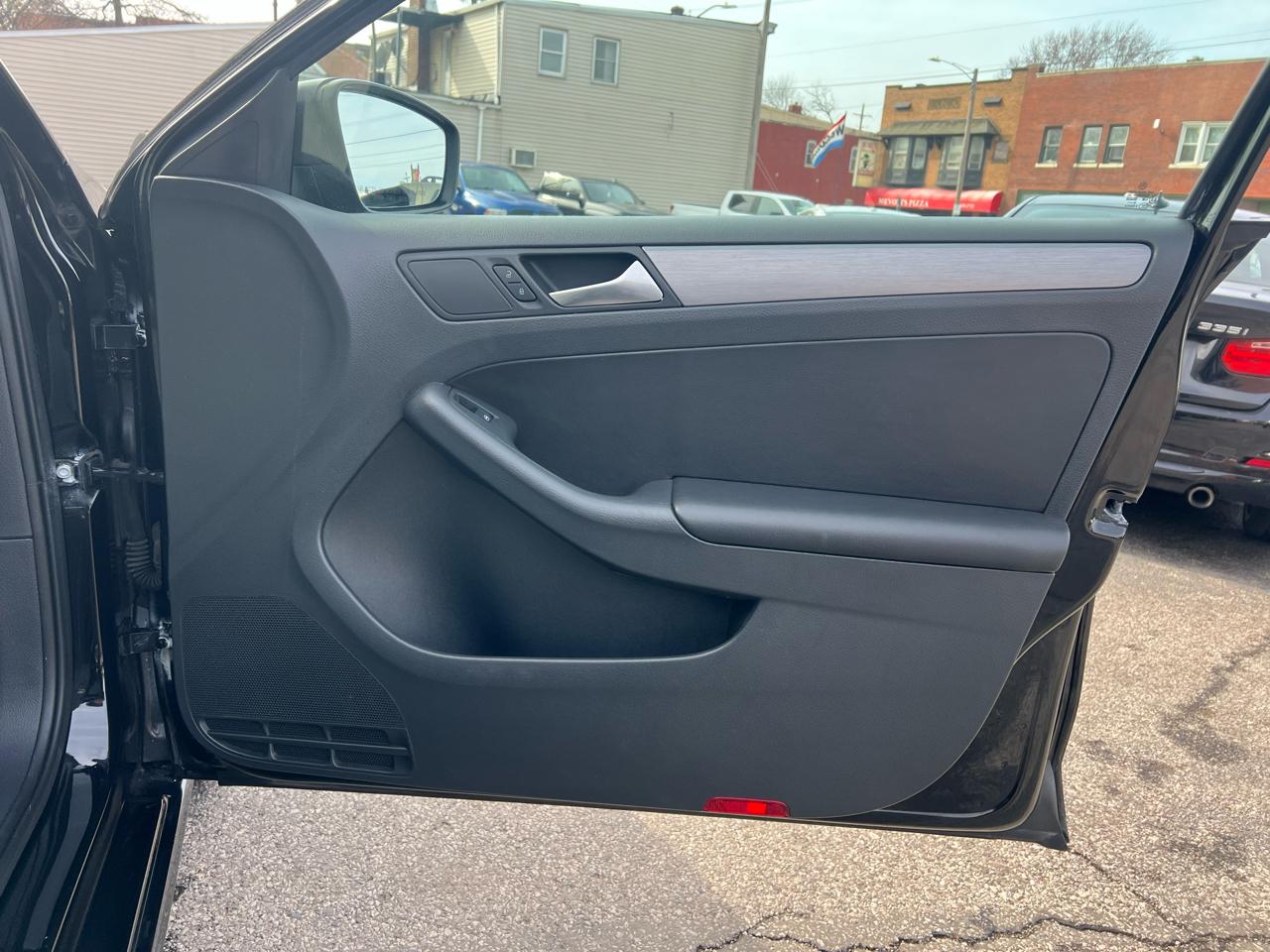 Volkswagen Jetta Sedan 4dr Auto 1.8T Sport PZEV 2016