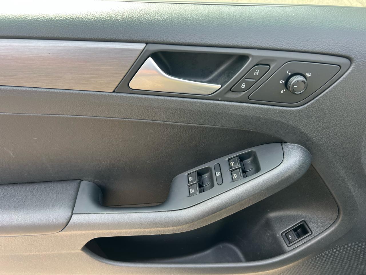 Volkswagen Jetta Sedan 4dr Auto 1.8T Sport PZEV 2016