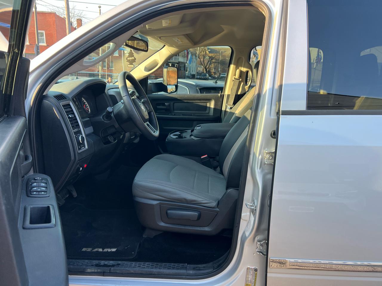 RAM 1500 4WD Crew Cab 149" ST 2014