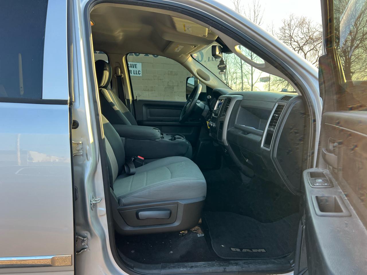 RAM 1500 4WD Crew Cab 149" ST 2014