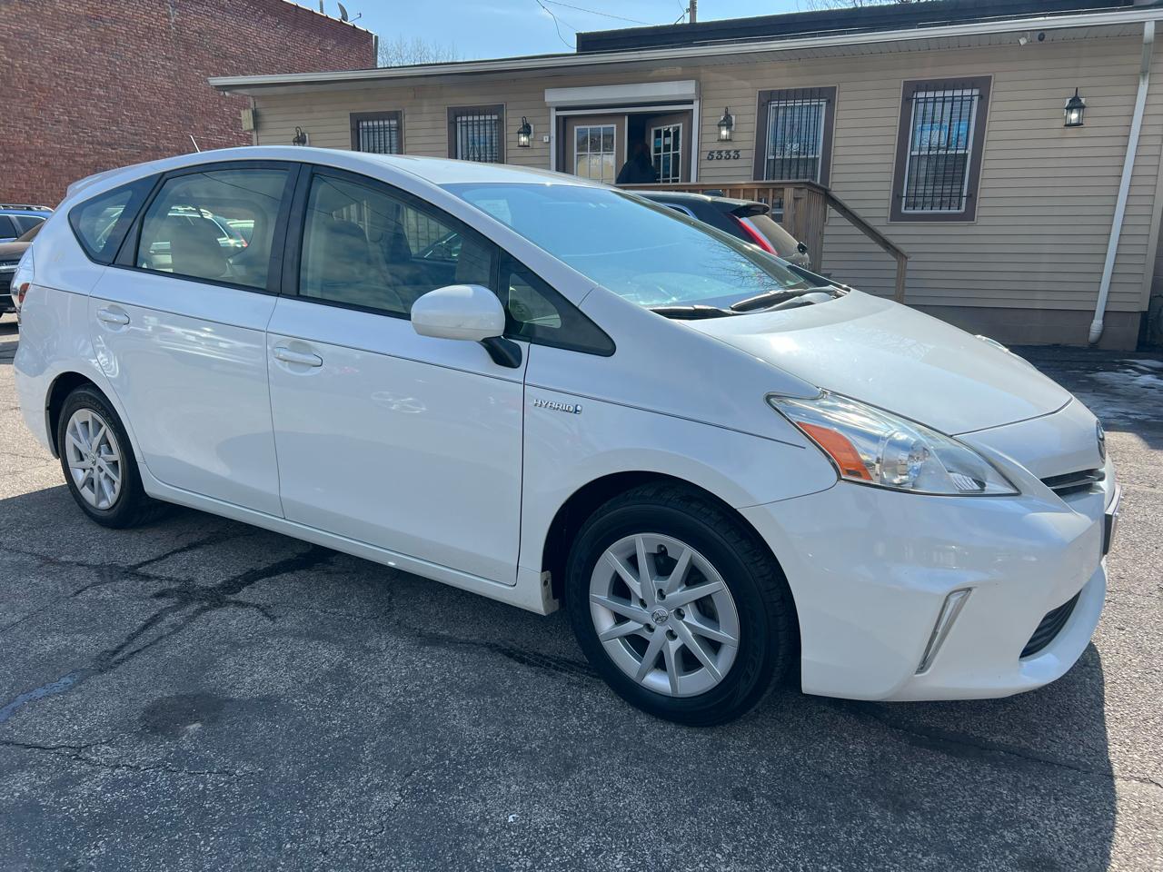 Toyota Prius V 5dr Wgn Three (Natl) 2013