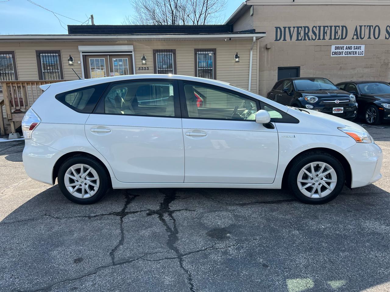 Toyota Prius V 5dr Wgn Three (Natl) 2013