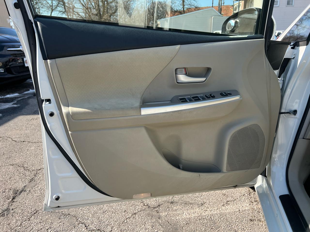 Toyota Prius V 5dr Wgn Three (Natl) 2013