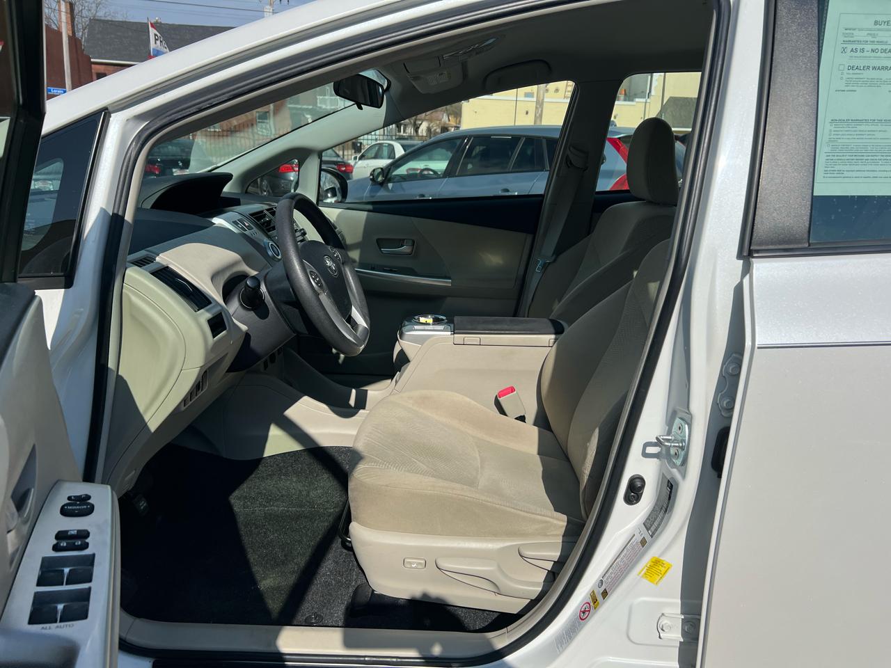 Toyota Prius V 5dr Wgn Three (Natl) 2013