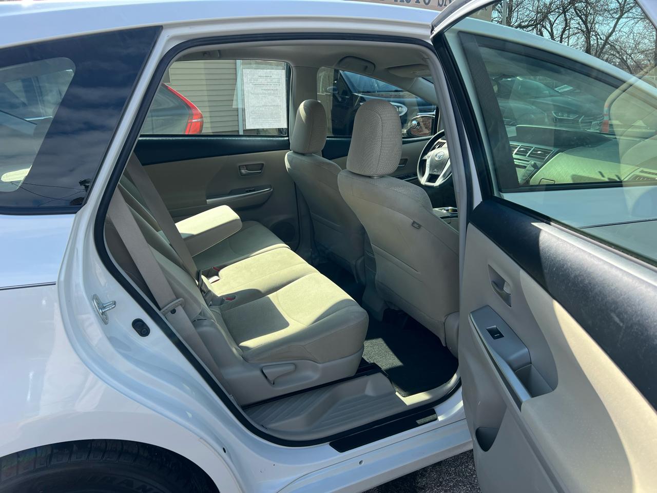 Toyota Prius V 5dr Wgn Three (Natl) 2013