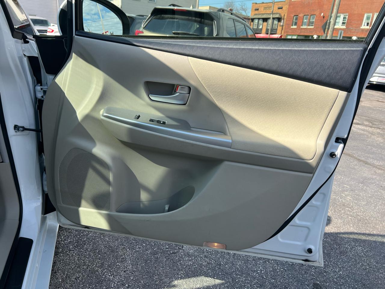 Toyota Prius V 5dr Wgn Three (Natl) 2013