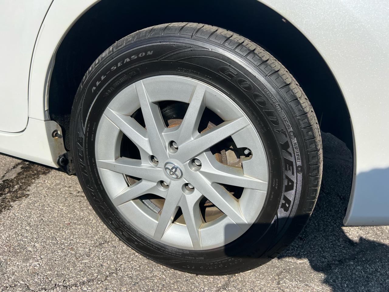 Toyota Prius V 5dr Wgn Three (Natl) 2013