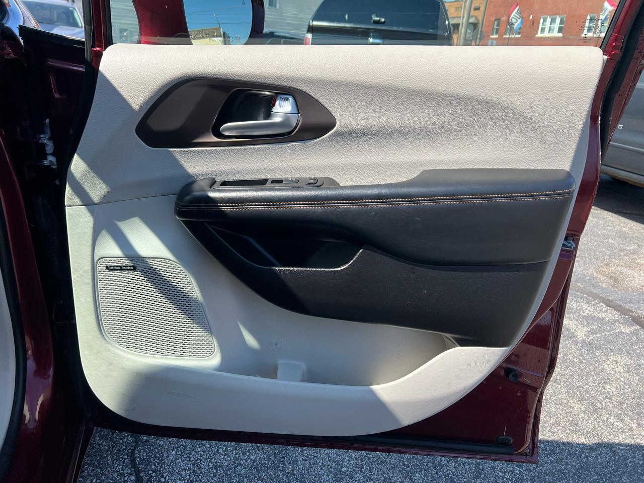 Chrysler Pacifica Touring-L Plus FWD 2017