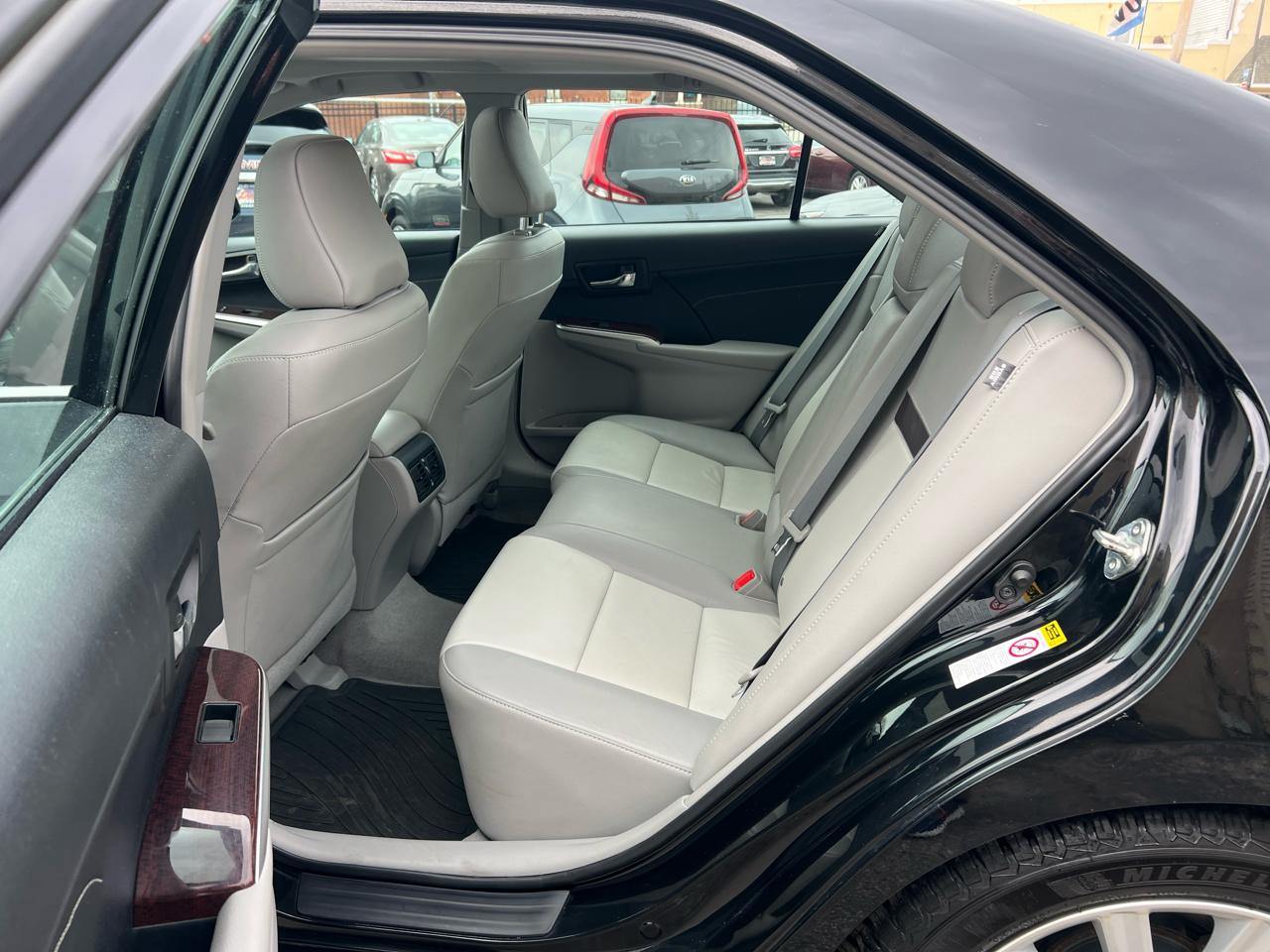 Toyota Camry 4dr Sdn I4 Auto XLE (Natl) 2013