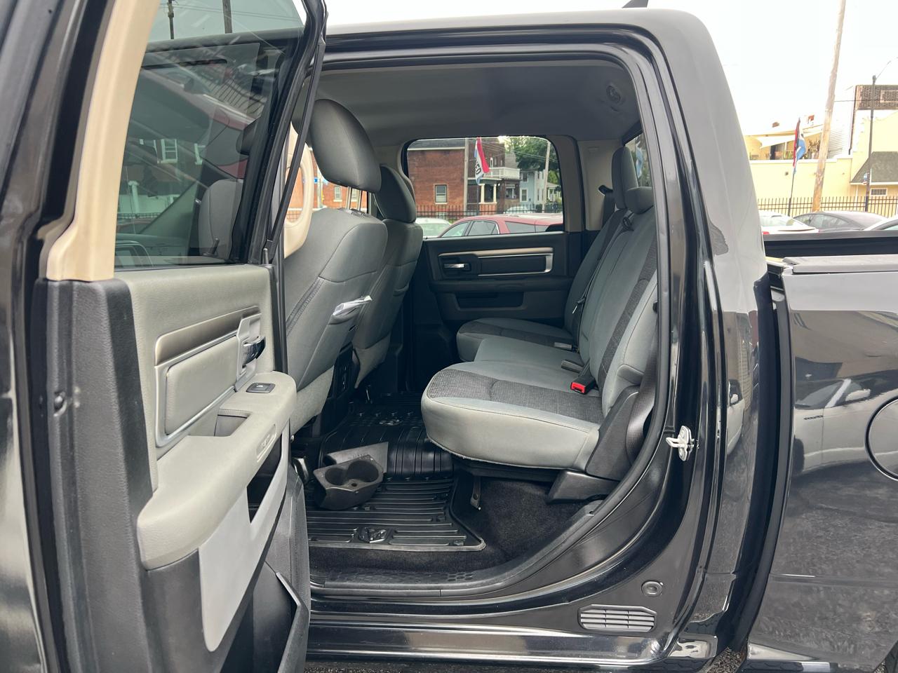 RAM 1500 4WD Crew Cab 140.5" Big Horn 2016