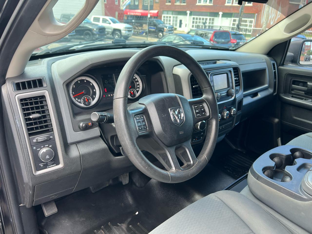RAM 1500 4WD Crew Cab 140.5" Express 2014