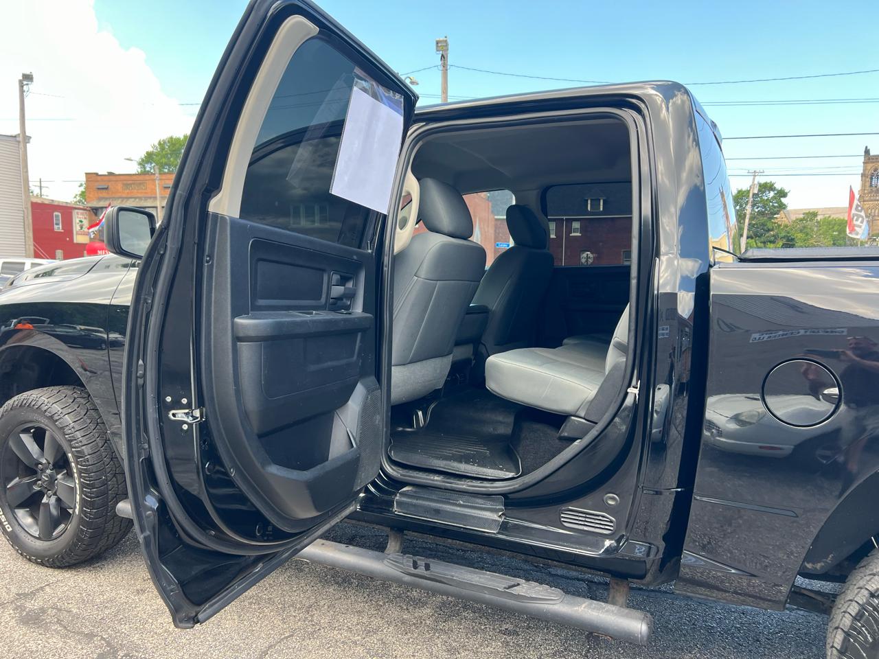RAM 1500 4WD Crew Cab 140.5" Express 2014