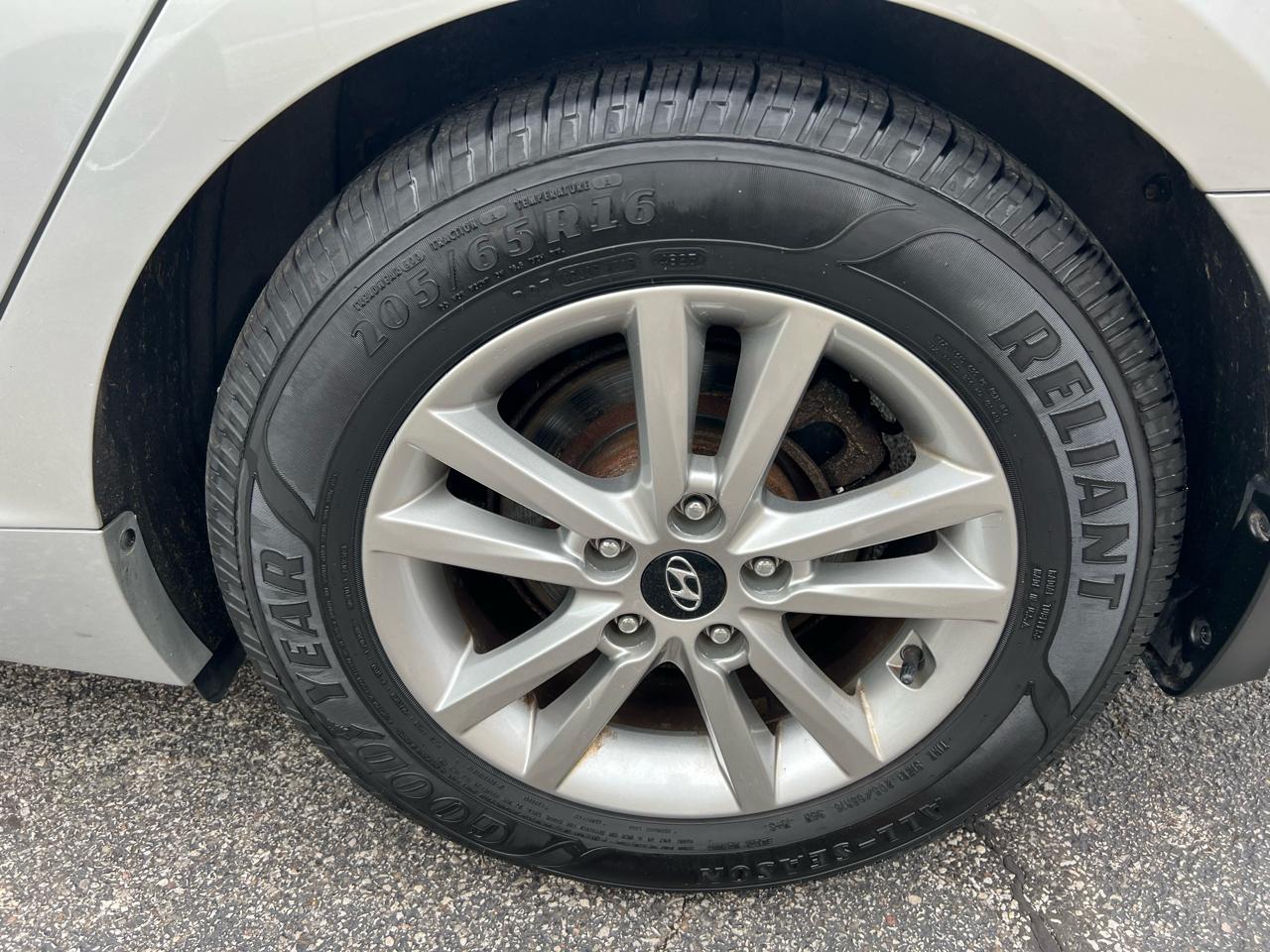 Hyundai Sonata 4dr Sdn 2.4L SE 2015