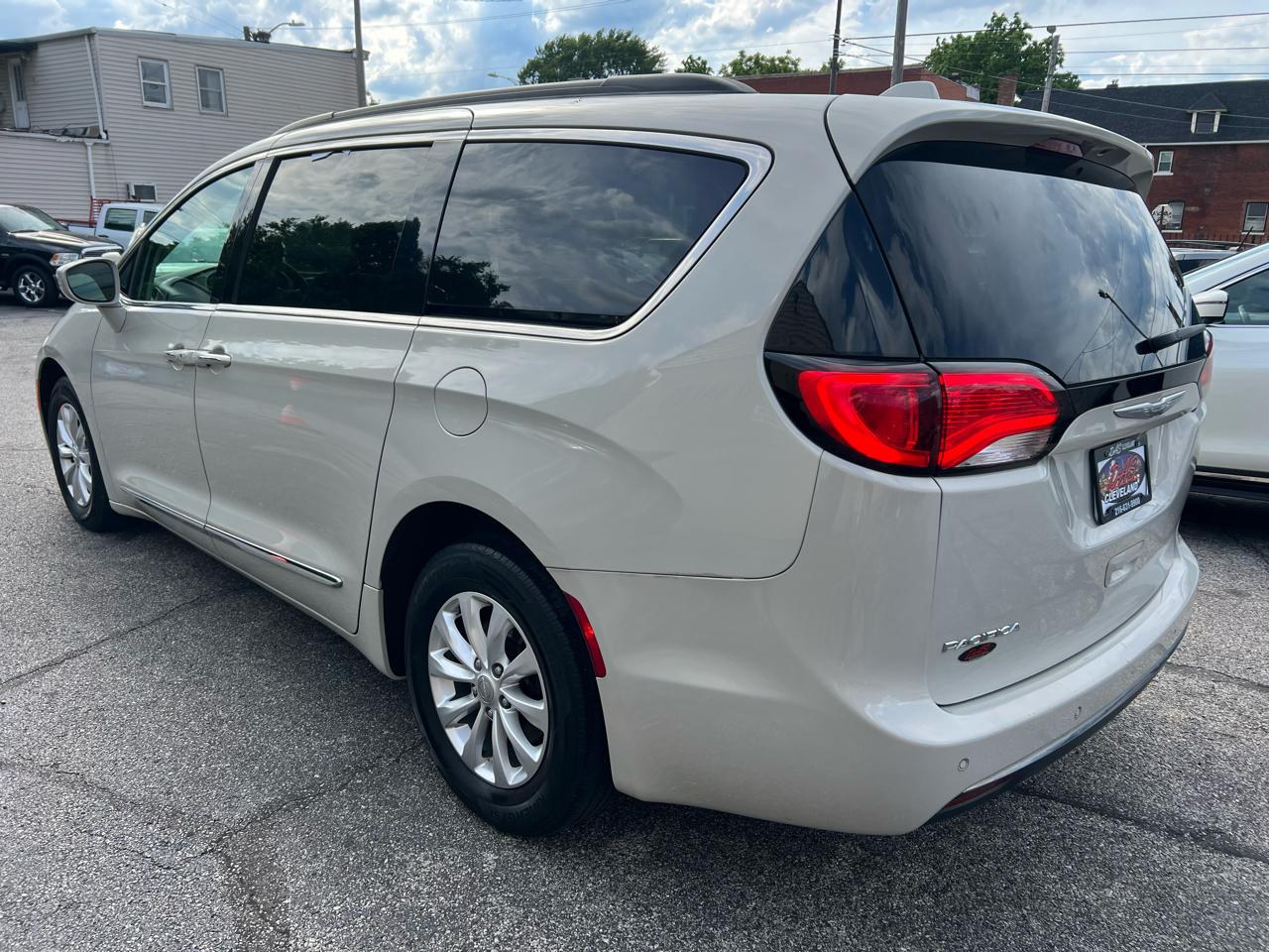 Chrysler Pacifica Touring-L FWD 2017