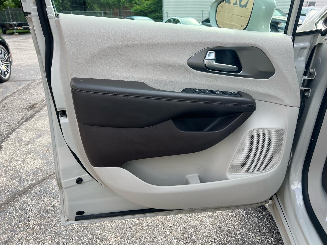 Chrysler Pacifica Touring-L FWD 2017
