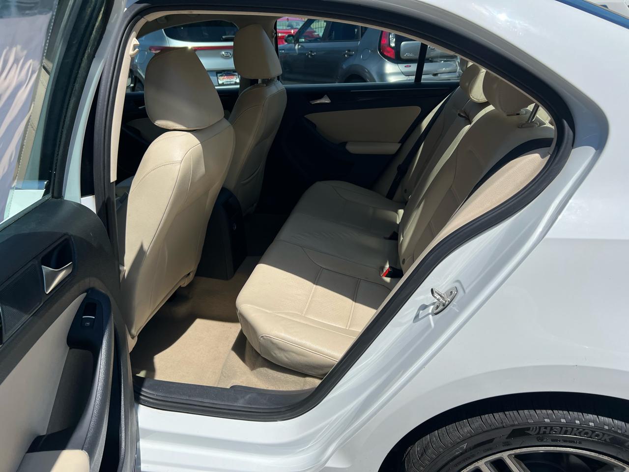 Volkswagen Jetta Sedan 4dr Auto 1.8T SEL PZEV 2016