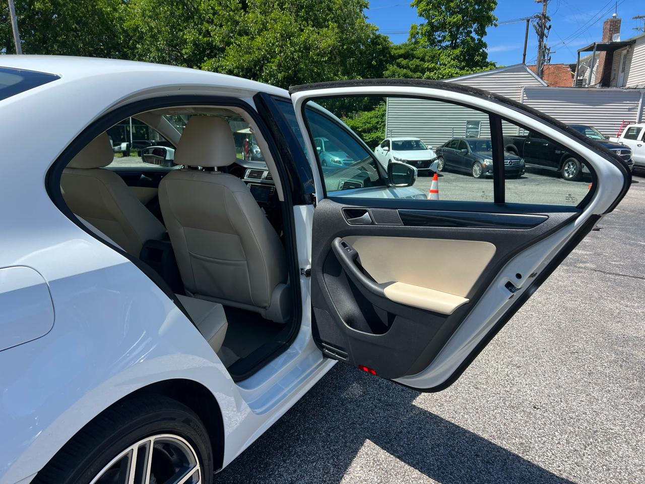 Volkswagen Jetta Sedan 4dr Auto 1.8T SEL PZEV 2016