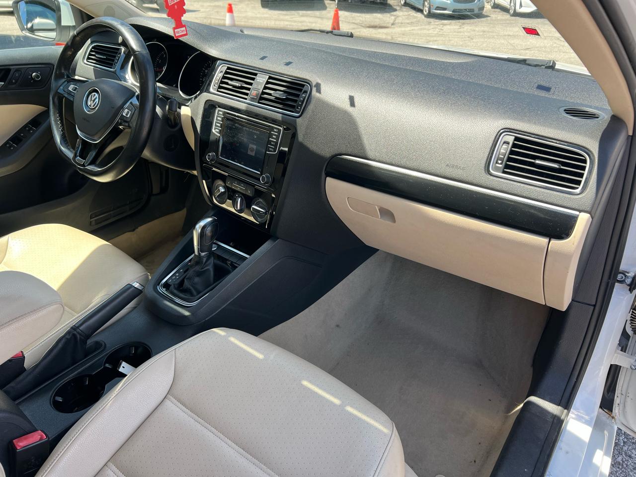 Volkswagen Jetta Sedan 4dr Auto 1.8T SEL PZEV 2016