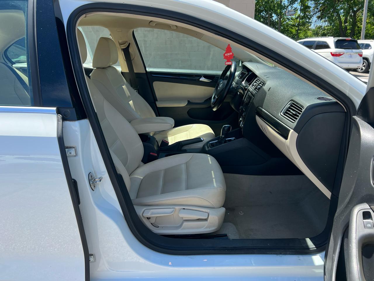 Volkswagen Jetta Sedan 4dr Auto 1.8T SEL PZEV 2016