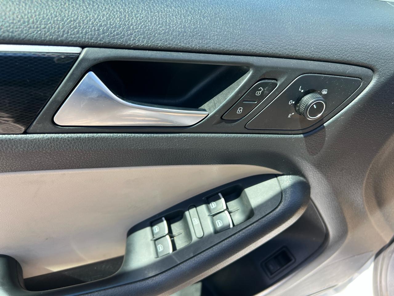 Volkswagen Jetta Sedan 4dr Auto 1.8T SEL PZEV 2016