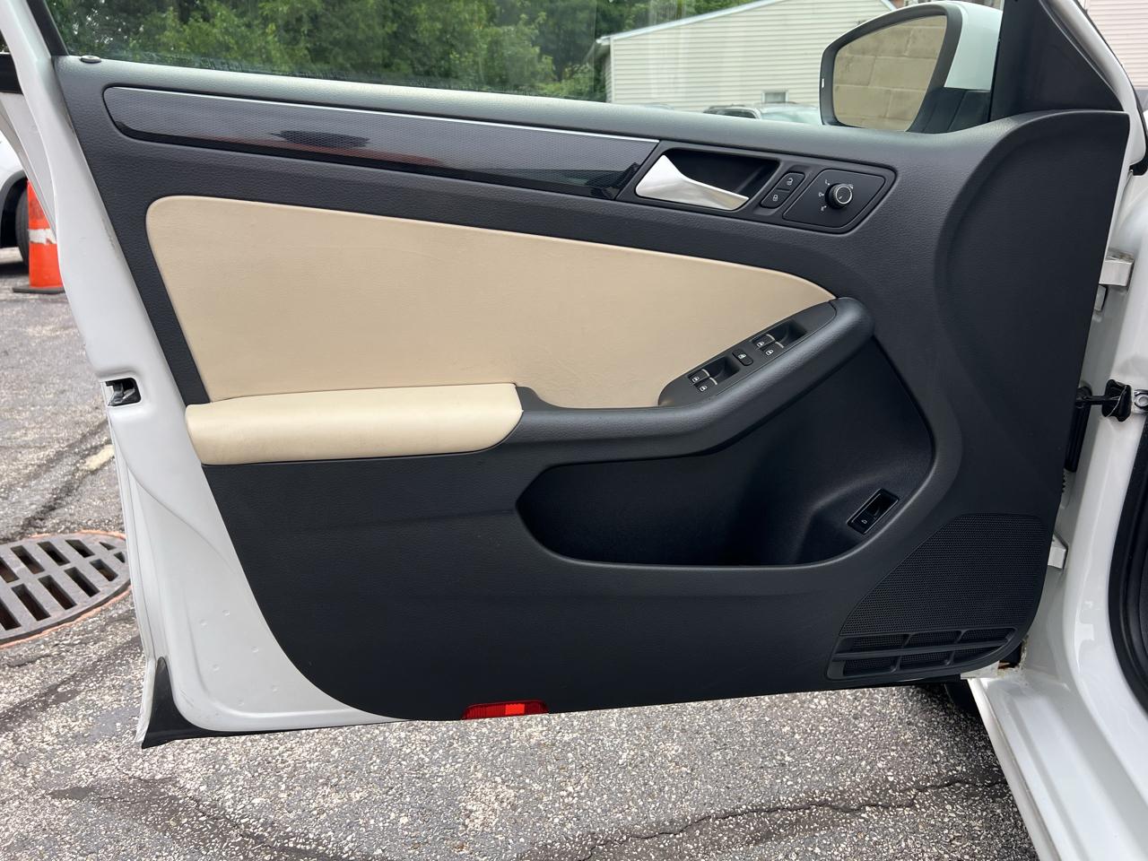 Volkswagen Jetta Sedan 4dr Auto 1.8T SEL PZEV 2016