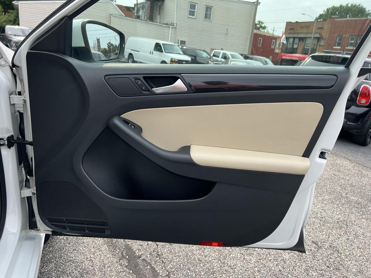 Volkswagen Jetta Sedan 4dr Auto 1.8T SEL PZEV 2016