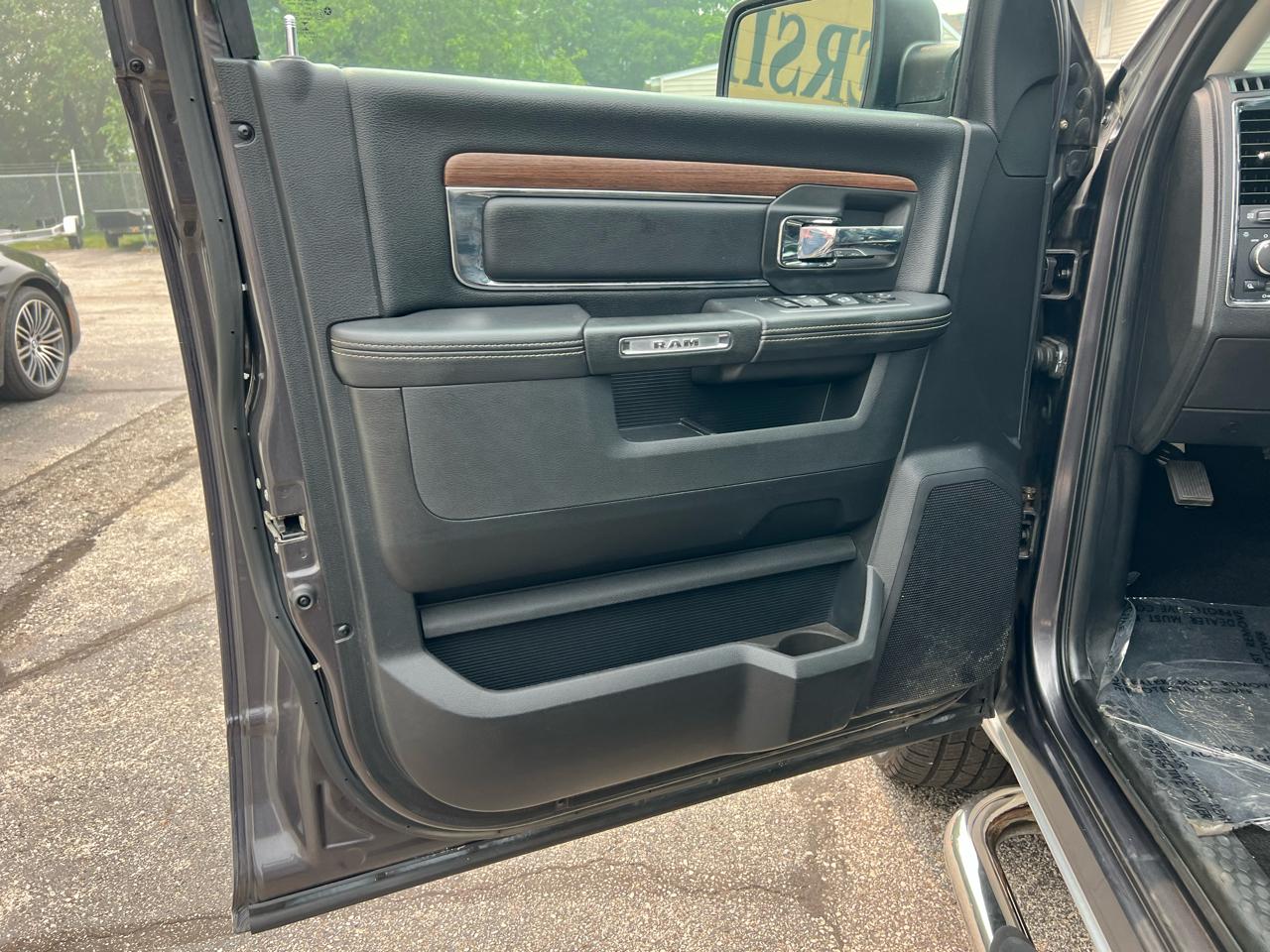 RAM 1500 Laramie 4x4 Crew Cab 5'7" Box 2017