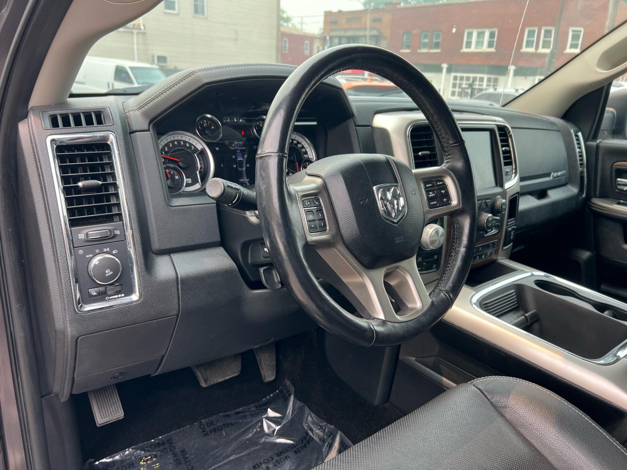 RAM 1500 Laramie 4x4 Crew Cab 5'7" Box 2017
