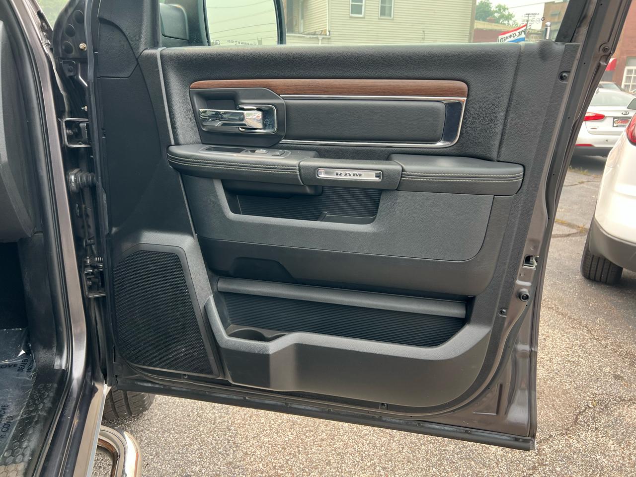 RAM 1500 Laramie 4x4 Crew Cab 5'7" Box 2017
