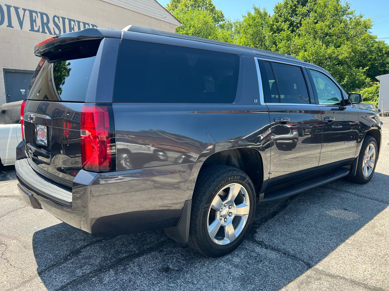 Chevrolet Suburban 4WD 4dr 1500 LT 2017