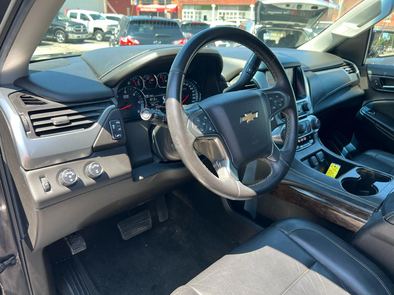 Chevrolet Suburban 4WD 4dr 1500 LT 2017