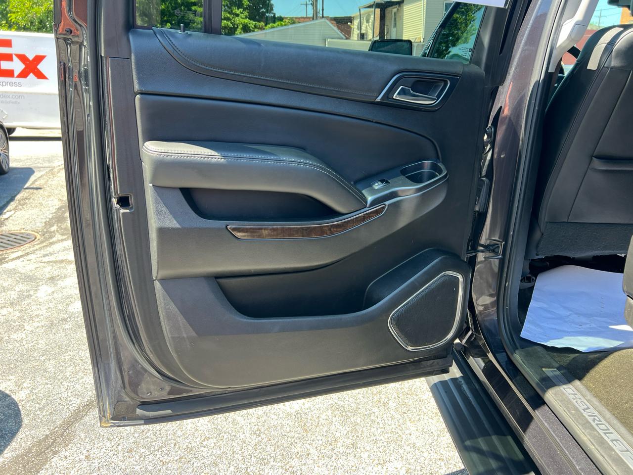 Chevrolet Suburban 4WD 4dr 1500 LT 2017