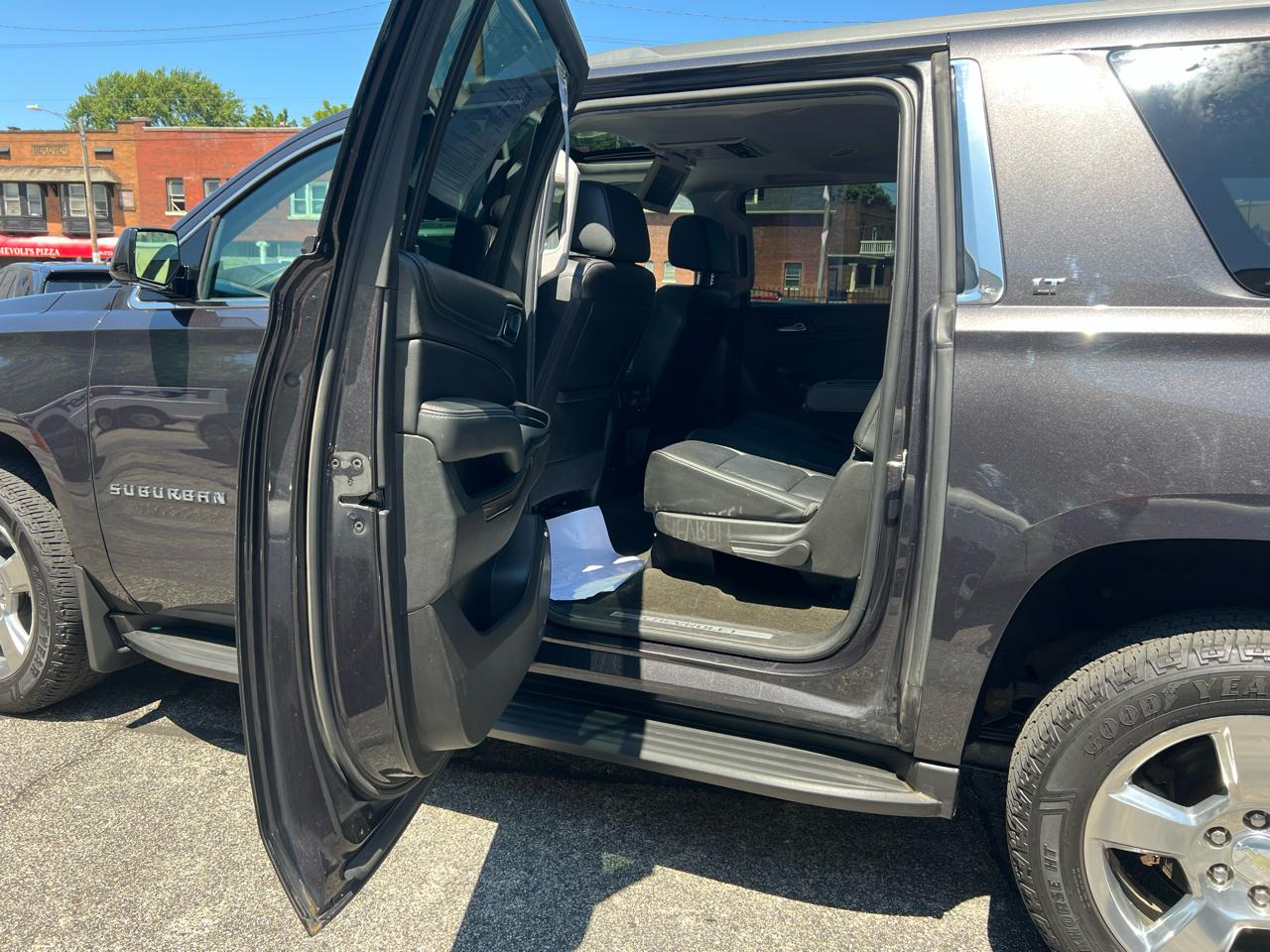 Chevrolet Suburban 4WD 4dr 1500 LT 2017