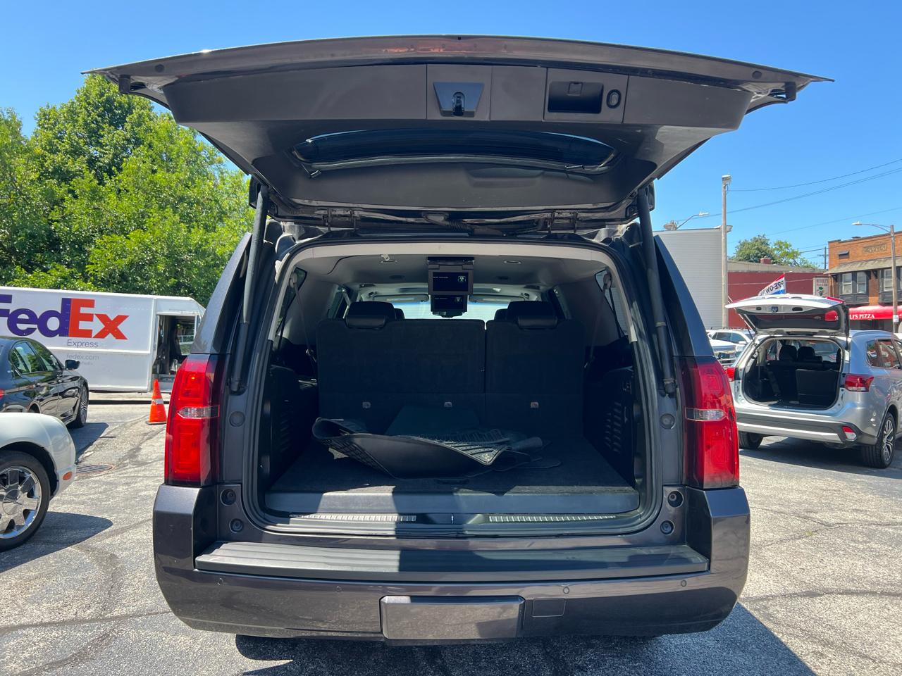 Chevrolet Suburban 4WD 4dr 1500 LT 2017