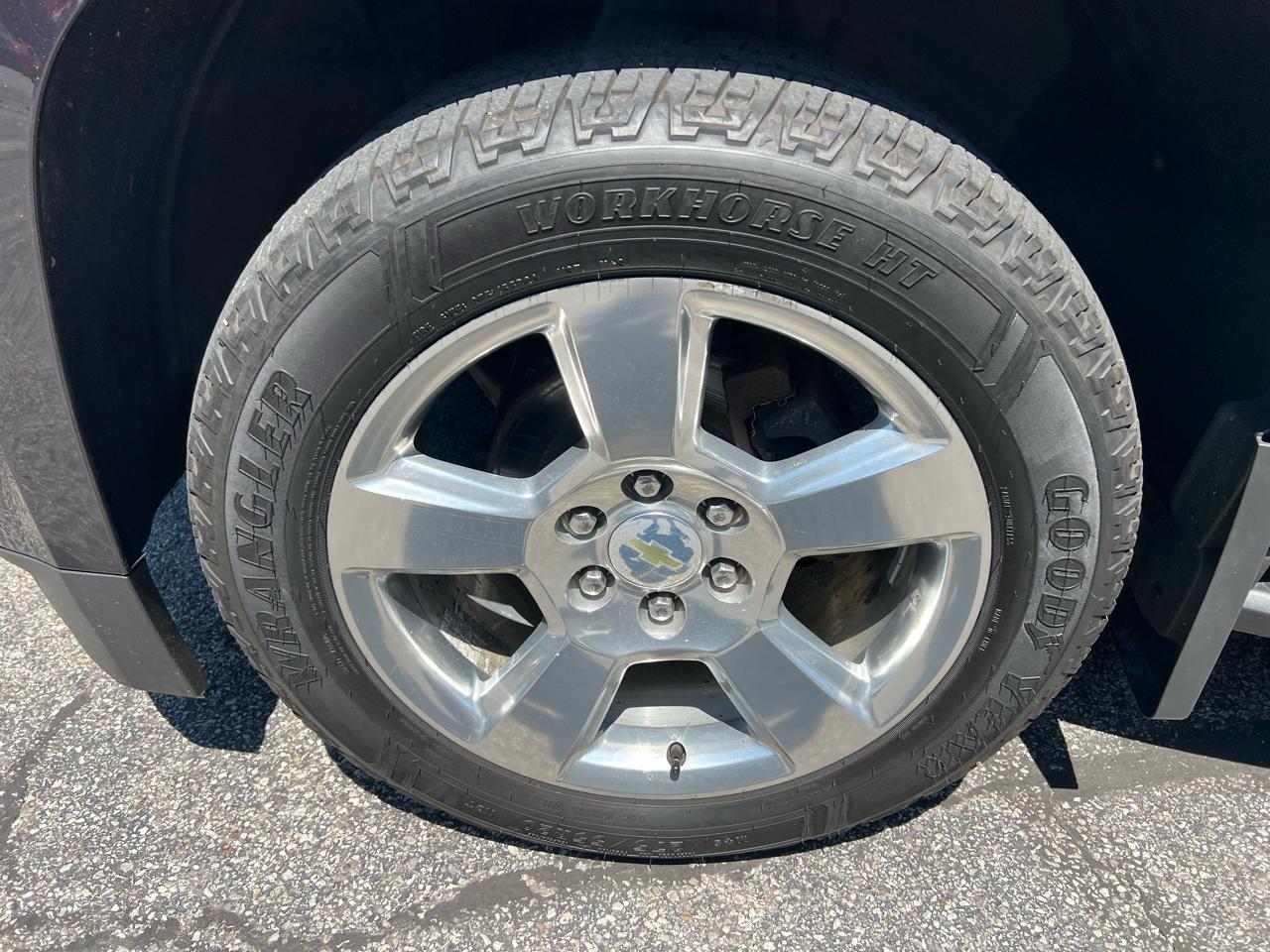 Chevrolet Suburban 4WD 4dr 1500 LT 2017