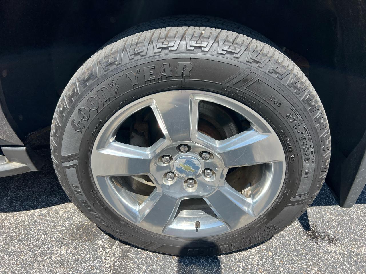 Chevrolet Suburban 4WD 4dr 1500 LT 2017